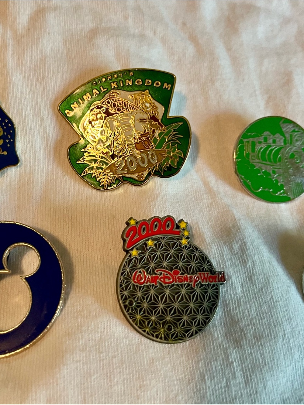 Disney Green and Red 2000 Walt Disney World Pin Set